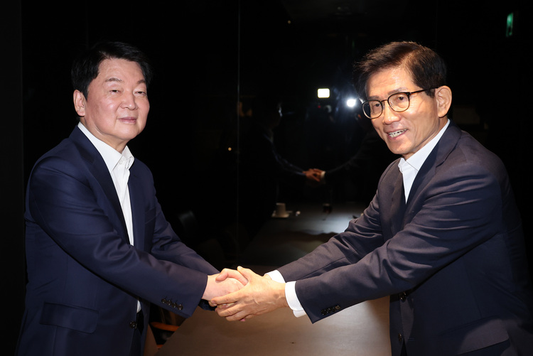 국민의힘 김문수 당 대표 후보와 안철수 의원이 23일 서울 여의도의 한 식당에서 만나고 있다.  /연합뉴스 