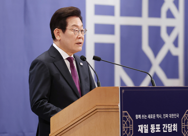 이재명 대통령이 23일 일본 도쿄의 한 호텔에서 열린 재일동포 오찬 간담회에 참석해 발언하고 있다. /연합뉴스 