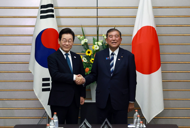 이재명 대통령과 이시바 시게루 일본 총리가 23일 일본 도쿄 총리 관저에서 열린 한일 확대정상회담에 앞서 기념촬영을 하며 악수하고 있다. /연합뉴스 