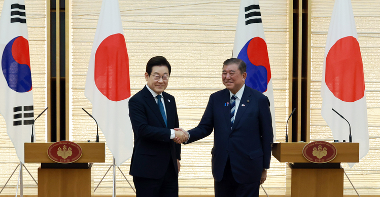 이재명 대통령과 이시바 시게루 일본 총리가 23일 일본 도쿄 총리 관저에서 한일 정상 공동 언론 발표를 마친 뒤 악수하고 있다.  /연합뉴스 