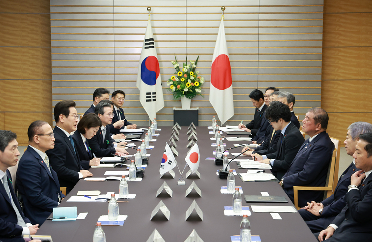 이재명 대통령과 이시바 시게루 일본 총리가 23일 일본 도쿄 총리 관저에서 한일 확대정상회담을 하고 있다.  /연합뉴스 