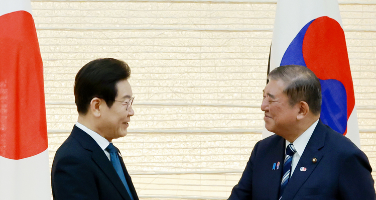 이재명 대통령과 이시바 시게루 일본 총리가 23일 일본 도쿄 총리 관저에서 열린 한일 정상 공동 언론 발표를 마친 뒤 마주보며 미소짓고 있다. /연합뉴스 