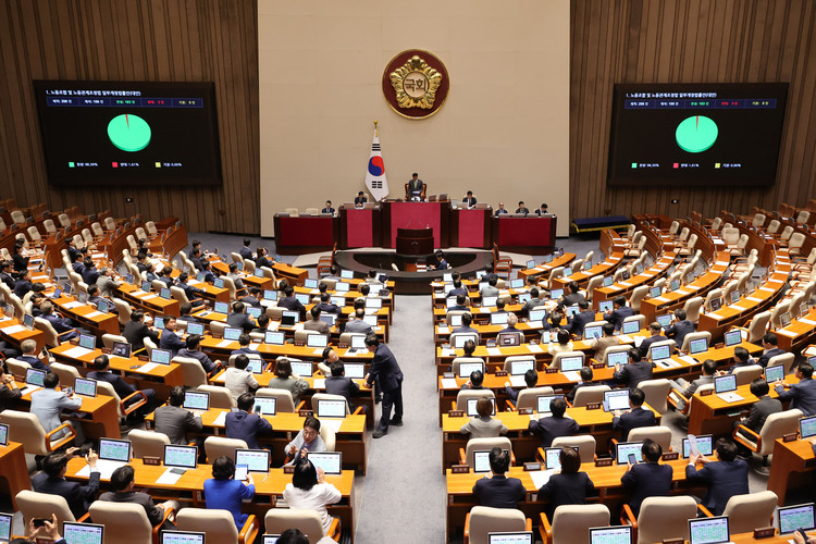 24일 국회 본회의에서 '노동조합 및 노동관계조정법 일부개정법률안(노란봉투법)'이 통과되고 있다.  /연합뉴스 