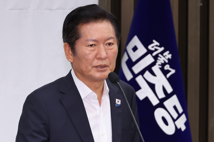 더불어민주당 정청래 대표가 24일 서울 여의도 국회에서 열린 의원총회에서 발언하고 있다.  /연합뉴스 