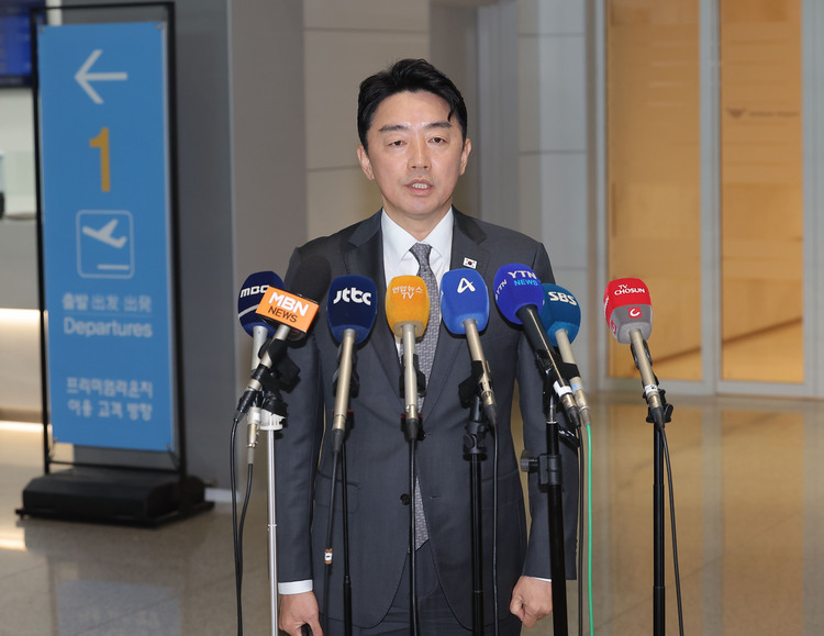 강훈식 대통령 비서실장이 24일 이재명 대통령의 미국 순방길 동행을 위해 인천국제공항 제2여객터미널을 통해 출국하기 전 취재진 질문에 답변하고 있다.  /연합뉴스 