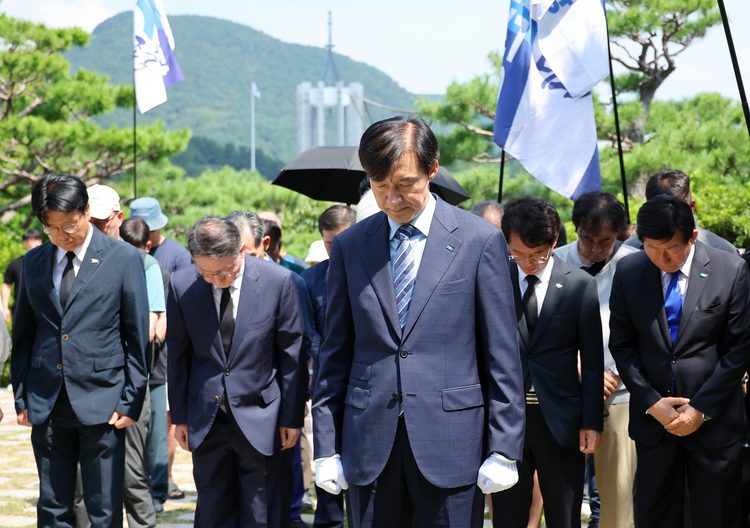 조국혁신당 조국 전 대표가 24일 부산 중구 부산민주공원을 찾아 묵념하고 있다. /연합뉴스 