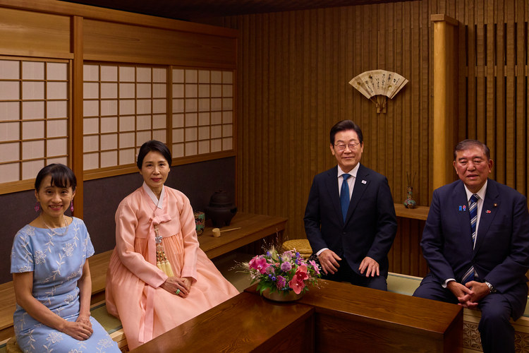 1박2일 일정으로 일본을 방문한 이재명 대통령과 김혜경 여사가 23일 일본 도쿄 총리 관저에서  이시바 시게루 일본 총리, 부인 이시바 요시코 여사와 양국 정상 부부 친교 행사를 하며 기념촬영을 하고 있다. /연합뉴스 