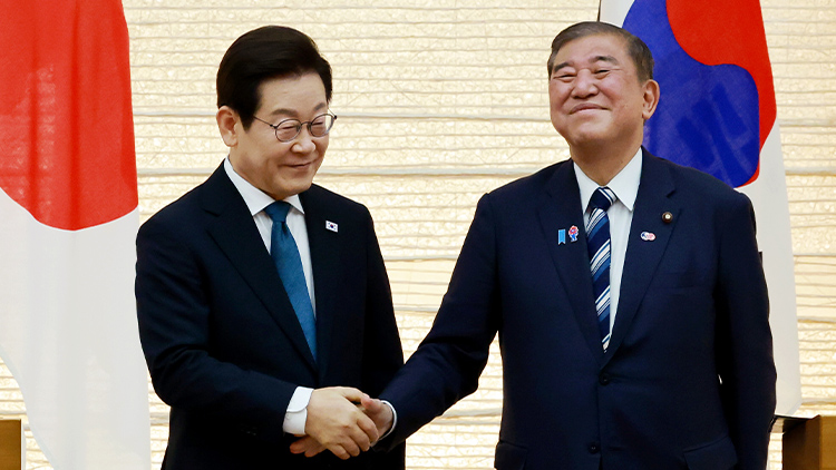 이재명 대통령과 이시바 시게루 일본 총리가 지난 23일 일본 도쿄 총리 관저에서 열린 한일 정상 공동 언론 발표를 마친 뒤 악수하고 있다. /연합뉴스 