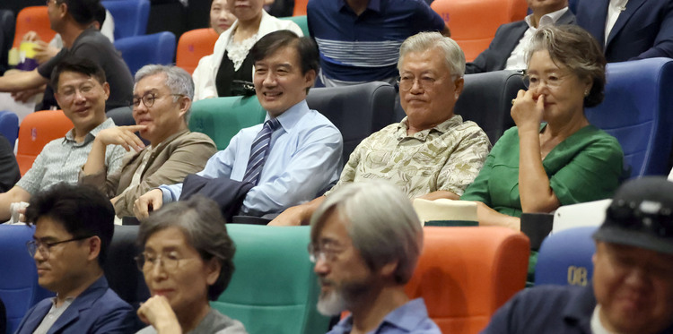 문재인 전 대통령 내외와 조국혁신당 조국 혁신정책연구위원장 등이 24일 오후 경남 양산시 물금읍 메가박스 양산증산점에서 영화 '다시 만날, 조국' 관람을 앞두고 객석에 앉아 있다. 왼쪽 두 번째부터 더불어민주당 최강욱 교육연수원장, 조국 위원장, 문 전 대통령, 김정숙 여사. /연합뉴스