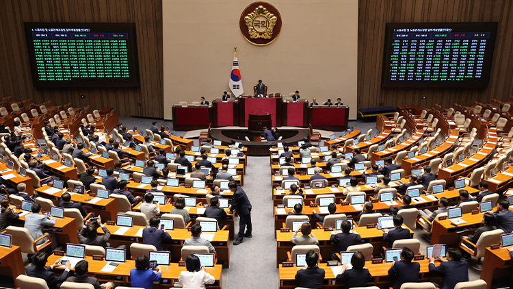 24일 국회 본회의에서 '노동조합 및 노동관계조정법 일부개정법률안(노란봉투법)'이 여당 주도로 통과되고 있다. /연합뉴스 