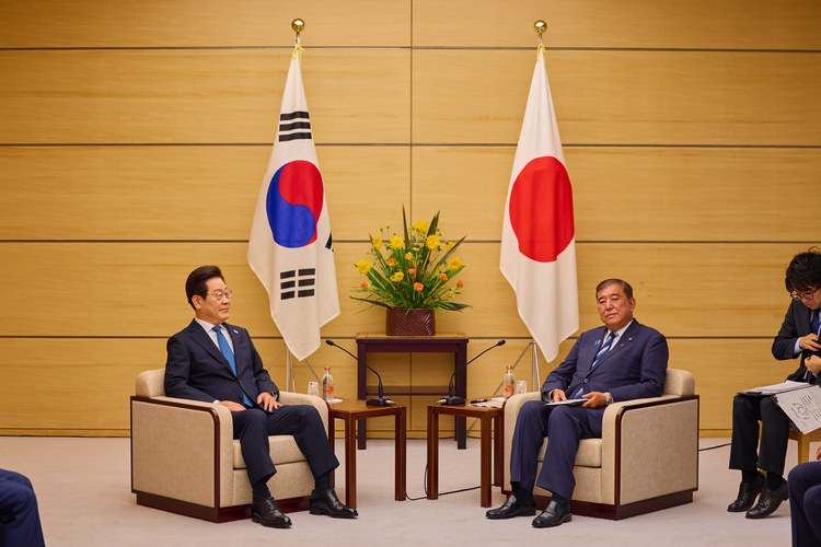 1박2일 일정으로 일본을 방문한 이재명 대통령이 지난 23일 일본 도쿄 총리 관저에서 이시바 시게루 일본 총리와 한일 정상 소인수회담을 하고 있다. /공동취재 
