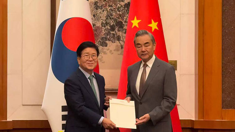 대통령 특사단장인 박병석 전 국회의장(왼쪽)이 지난 24일 베이징에서 왕이 중국공산당 중앙외사판공실 주임 겸 외교부장(장관)을 만나 친서를 전달한 후 기념촬영을 하는 모습 /베이징특파원 공동취재단