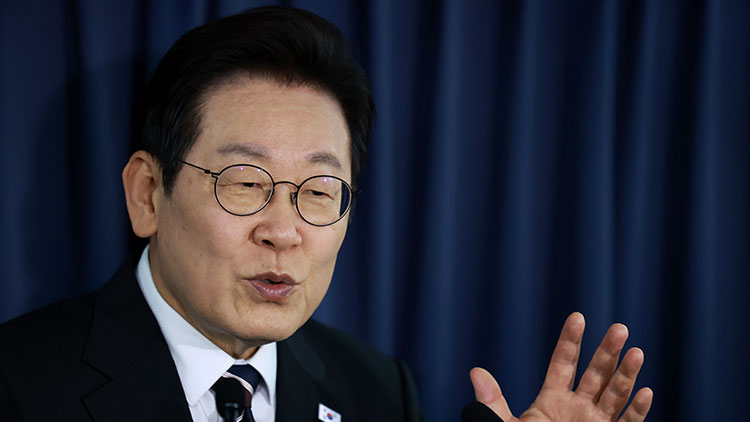 이재명 대통령이 24일(현지시간) 일본 도쿄 하네다공항 이륙 뒤 한미 정상회담을 위해 미국 워싱턴DC로 향하는 공군 1호기 기내에서 기자간담회를 하고 있다. /연합뉴스