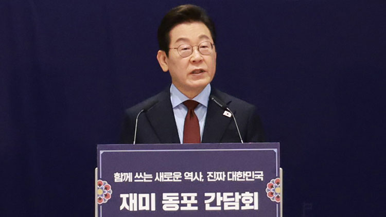 이재명 대통령이 24일(현지시간) 미국 워싱턴DC의 한 호텔에서 열린 동포 만찬 간담회에서 발언하고 있다. /연합뉴스