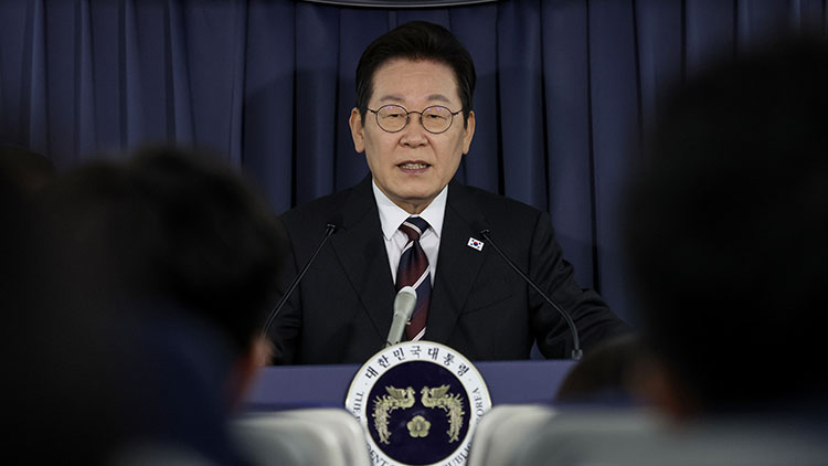 이재명 대통령이 24일(현지시간) 일본 도쿄 하네다공항 이륙 뒤 한미 정상회담을 위해 미국 워싱턴DC로 향하는 공군 1호기 기내에서 기자간담회를 하고 있다. /연합뉴스