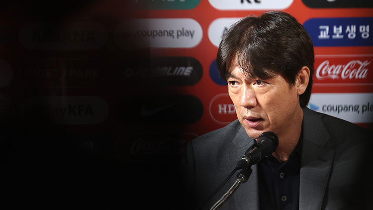 홍명보 축구 국가대표팀 감독이 25일 오후 서울 종로구 축구회관에서 9월 A매치 2연전에 나설 대표팀 명단을 발표하고 있다. /연합뉴스