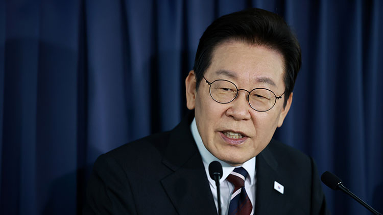 이재명 대통령이 한미 정상회담을 위해 24일(현지시간) 일본 도쿄 하네다공항에서 미국 워싱턴DC로 향했다. 이 대통령은 공군 1호기 기내에서 기자간담회를 진행했다. (출처:연합뉴스)