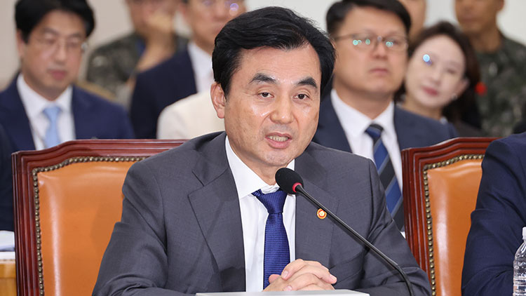 안규백 국방부 장관이 25일 국회 국방위원회 전체회의에서 대북 화해 정책 등 현안과 관련한 위원 질의에 답하고 있다. /연합뉴스 