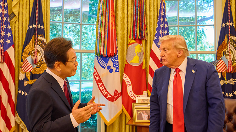 이재명 대통령이 25일(현지시간) 미국 워싱턴DC 백악관 오벌오피스에서 열린 한미 정상회담뒤 도널드 트럼프 미국 대통령과 대화하고 있다. /공동취재 