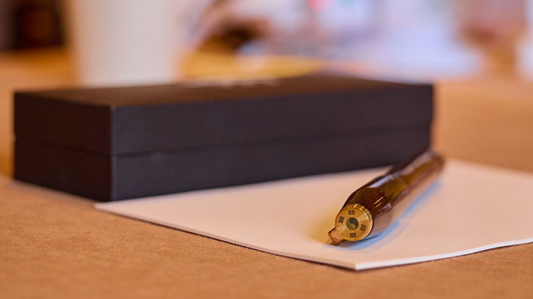 펜은 선물이 아닌 이 대통령의 서명용이었지만 트럼프 대통령의 요청으로 즉석에서 선물했다. /대통령실 제공