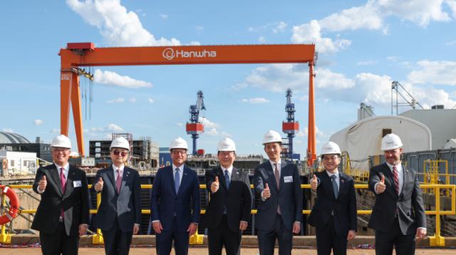 26일(현지시간) 미국 필라델피아 필리조선소에서 열린 '스테이트 오브 메인호' 명명식에 데이비드 김 한화필리조선소 대표(왼쪽부터), 조현 외교부 장관, 조시 셔피로 펜실베이니아 주지사, 이재명 대통령, 김동관 한화그룹 부회장, 김정관 산업부장관, 토드영 인디애나주 상원의원이 참석했다 / 한화그룹 제공