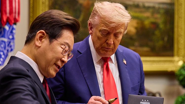 이재명 대통령이 25일(현지시간) 미국 워싱턴DC 백악관에서 열린 한미 정상회담에서 도널드 트럼프 미국 대통령에게 방명록 작성 때 쓴 만년필을 선물하고 있다. /연합뉴스