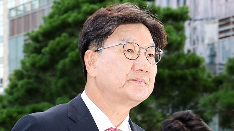 통일교 청탁 의혹을 받는 국민의힘 권성동 의원이 지난 27일 서울 종로구 KT광화문빌딩에 마련된 김건희 여사 관련 의혹을 수사하는 민중기 특별검사팀 사무실에 피의자 신분으로 출석하는 모습.
    권 의원은 2021∼2024년 통일교 전 세계본부장 윤모 씨(구속기소)로부터 통일교 행사 지원 등을 요청받으며 불법 정치자금 1억원을 수수한 혐의(정치자금법 위반)를 받는다. /연합뉴스