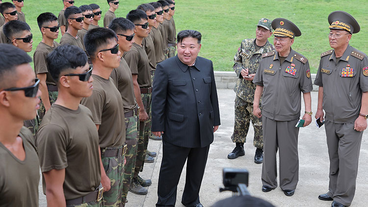 북한 김정은 국무위원장이 27일 조선인민군 총참모부 직속 특수작전 훈련기지를 방문하고 저격수구분대와 특수작전구분대 훈련실태를 요해(파악)했다고 조선중앙통신이 28일 보도했다. /연합뉴스