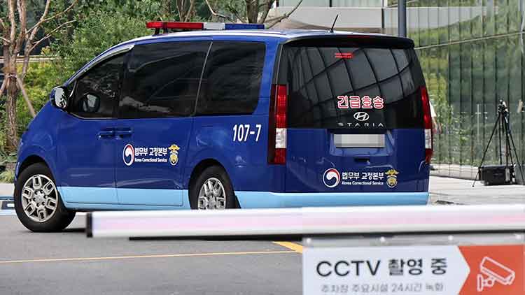 김건희 여사가 탑승한 호송차가 28일 민중기 특별검사팀 사무실이 마련된 서울 종로구 KT광화문빌딩으로 들어가고 있다. /연합뉴스