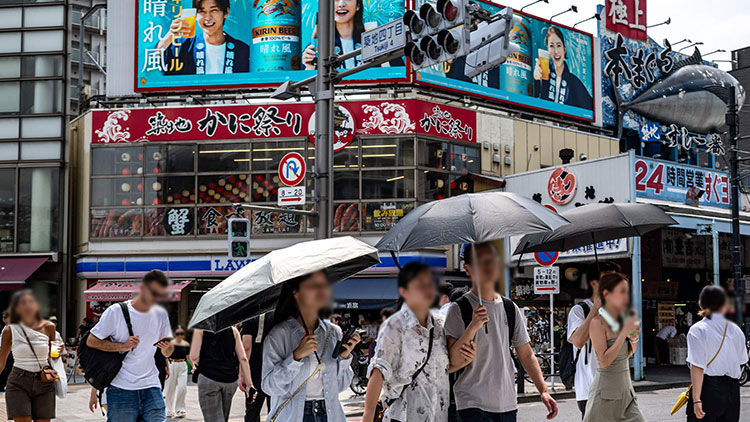 지난 8월 22일 도쿄의 쓰키지 장외시장에서 사람들이 길을 건너는 모습 /AFP=연합뉴스