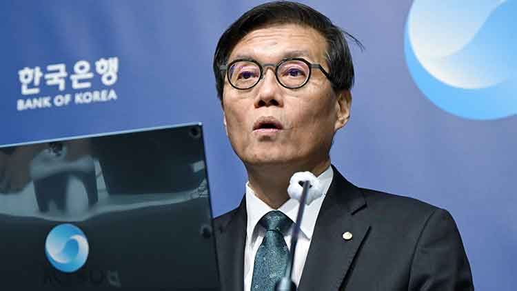 이창용 한국은행 총재가 28일 서울 중구 한국은행에서 열린 금융통화위원회를 마친 후 기자간담회를 하고 있다. /연합뉴스
