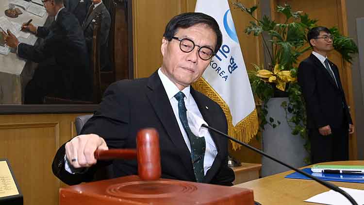 이창용 한국은행 총재가 28일 서울 중구 한국은행에서 열린 금융통화위원회에서 의사봉을 두드리고 있다. /연합뉴스