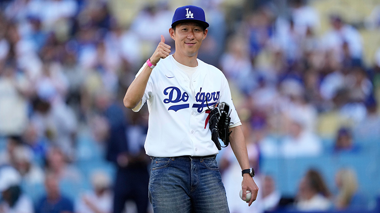 2025년 8월 27일 로스앤젤레스에서 열린 LA 다저스와 신시내티 레즈의 야구 경기에 앞서 시구를 하는 손흥민 /AP=연합뉴스