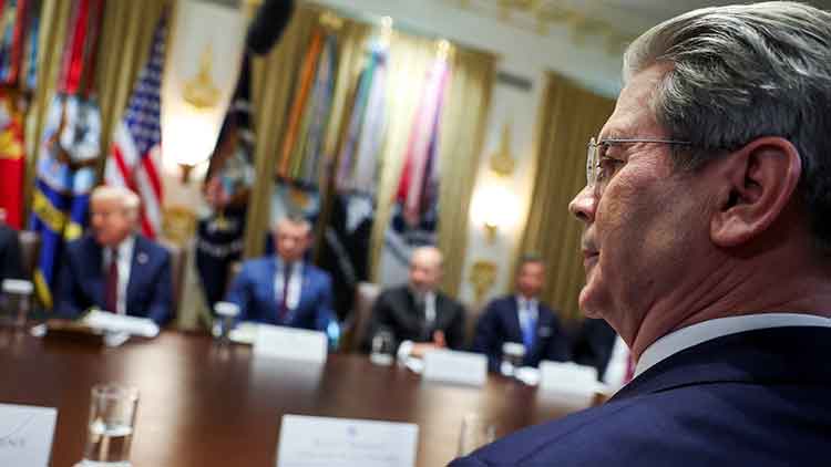 스콧 베선트(오른쪽) 미국 재무장관이 지난 26일 미국 워싱턴 DC 백악관에서 도널드 트럼프(왼쪽에서 첫째) 대통령이 주재한 내각 회의에 참석하고 있다. /로이터=연합뉴스
