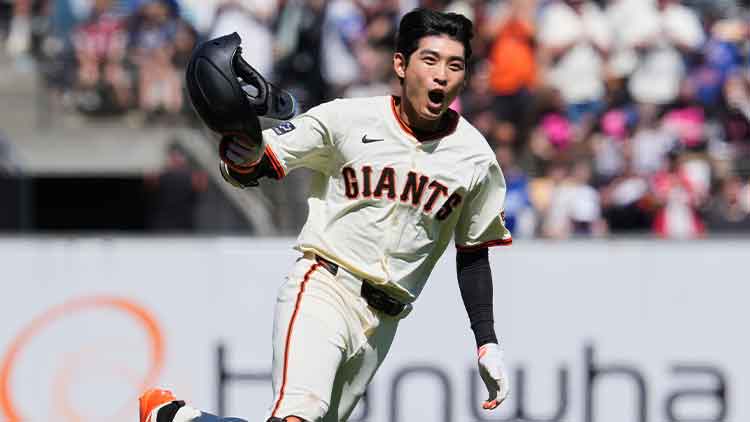 이정후가 29일 샌프란시스코 오라클파크에서 열린 시카고 컵스와 홈경기에서 끝내기 안타를 친 뒤 환호하고 있는 모습 /AP=연합뉴스