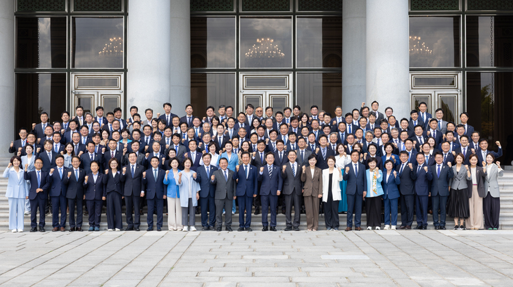 이재명 대통령이 29일 청와대 영빈관에서 열린 더불어민주당 의원 초청 오찬에 참석한 의원들과 기념촬영을 하고 있다. /대통령실 제공 