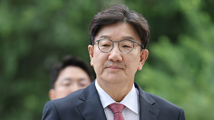 통일교 청탁 의혹을 받는 국민의힘 권성동 의원이 지난 27일 서울 종로구 KT광화문빌딩에 마련된 김건희 여사 관련 의혹을 수사하는 민중기 특별검사팀 사무실에 피의자 신분으로 출석하는 모습 /연합뉴스
