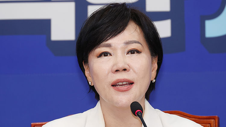 지난달 31일 서울 여의도 국회에서 더불어민주당 3대특검 종합대응특위 총괄위원장 전현희 최고위원이 기자회견을 하는 모습 /연합뉴스