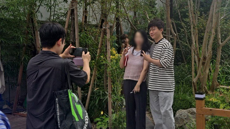 경제 유튜버 '슈카'가 서울 성수동 팝업스토어 현장을 찾아 고객과 소통했다. (사진: 정은아 기자)