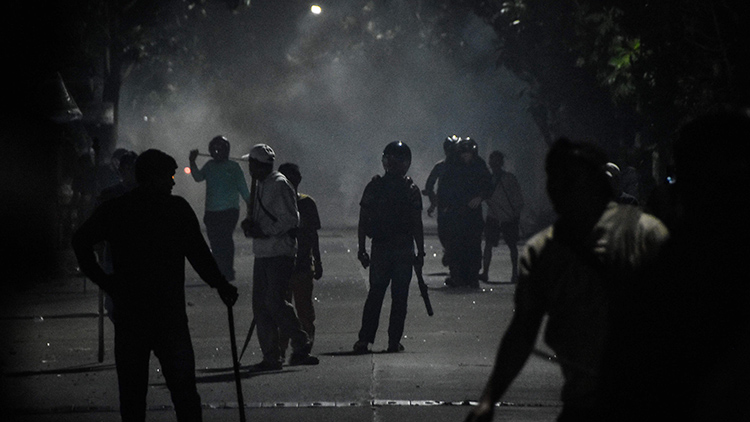 사복 경찰관들이 곤봉을 들고 2025년 9월 1일 서부 자바주 브카시에 위치한 브카시 메트로 경찰서 앞에서 시위대를 해산시키고 있다. /AFP=연합뉴스