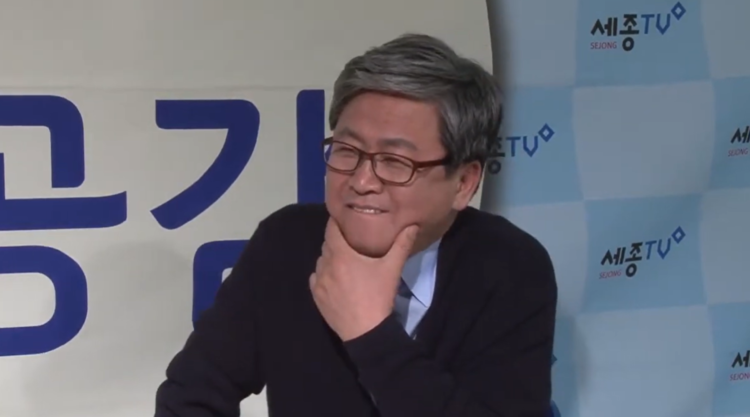 최교진 사회부총리 겸 교육부 장관 후보자가 2014년 2월 인터뷰를 통해 교사 시절 가르치던 학생의 뺨을 때린 적이 있다고 고백하고 있다. (출처 : 유튜브 '자랑스RunTV')