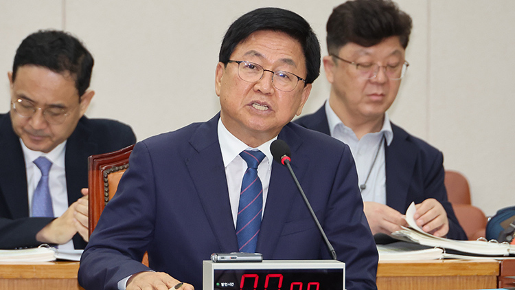 최교진 부총리 겸 교육부 장관 후보자가 2일 서울 여의도 국회 교육위원회에서 열린 인사청문회에서 위원 질의에 답하고 있다. /연합뉴스 