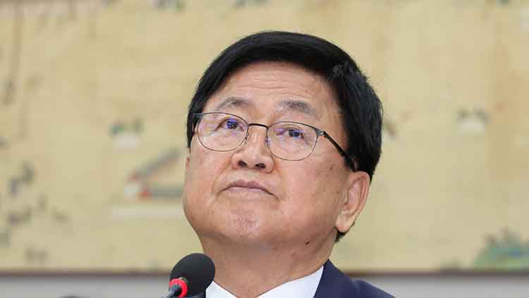 최교진 부총리 겸 교육부 장관 후보자가 2일 국회 교육위원회에서 열린 인사청문회에서 친북 성향 논란 관련 질의에 답변하던 중 잠시 생각에 잠겨 있다. /연합뉴스