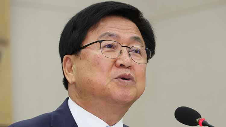 최교진 부총리 겸 교육부 장관 후보자가 2일 국회 교육위원회에서 열린 인사청문회에서 위원 질의에 답하고 있다. /연합뉴스
