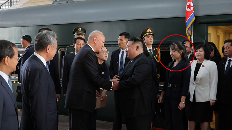 김정은 북한 국무위원장이 2일 현지시간 오후 4시 중국 수도 베이징에 도착했다고 조선중앙통신이 보도했다. 통신이 공개한 사진에 따르면 김 위원장의 딸 주애(붉은 원), 조용원·김덕훈 당 비서,  최선희 외무상 등이 동행했다. /연합뉴스