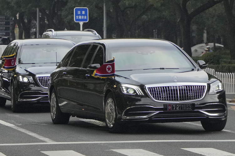 2일 인공기를 단 차량 행렬이 베이징 시내를 지나고 있다. /연합뉴스 