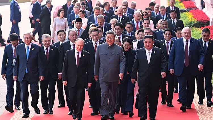 시진핑 중국 국가주석(가운데)과 블라디미르 푸틴 러시아 대통령(가운데 왼쪽), 김정은 북한 국무위원장(가운데 오른쪽) 등 외국 지도자들이 3일 중국 전승절 기념 행사를 앞두고 천안문 성문으로 걸어 가고 있는 모습 /AP=연합뉴스
