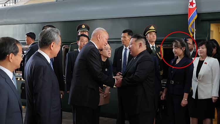 김정은 북한 국무위원장이 지난 2일 현지시간 오후 4시 중국 수도 베이징에 도착했다고 조선중앙통신이 보도했다. 통신이 공개한 사진에 따르면 김 위원장의 딸 주애(붉은 원), 조용원·김덕훈 당 비서,  최선희 외무상 등이 동행했다. /연합뉴스