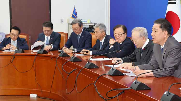 더불어민주당 김병기 원내대표가 3일 서울 여의도 국회에서 경제6단체 대표단과 면담하고 있다. 오른쪽부터 김병기 원내대표, 손경식 한국경영자총협회장, 이동근 한국경영자총협회 상근부회장, 이인호 한국무역협회 상근부회장, 김창범 한국경제인협회 부회장, 오기웅 중소기업중앙회 상근부회장, 이호준 한국중견기업연합회 상근부회장 /연합뉴스