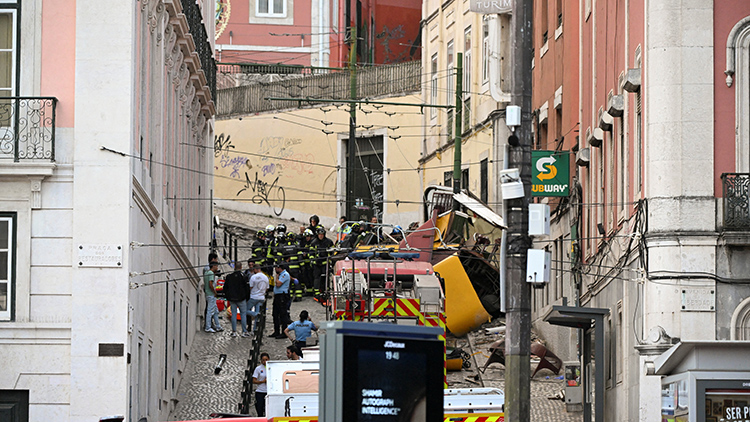 리스본의 인기 관광 명소인 글로리아 케이블카가 탈선 및 충돌 사고로 사망 및 부상자가 발생한 사고 현장에서 응급 구조대원들이 작업하고 있다. /REUTERS=연합뉴스